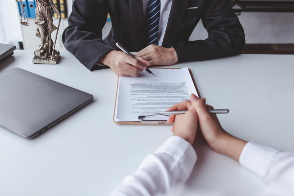 ¿Por qué es importante contactar a un abogado?